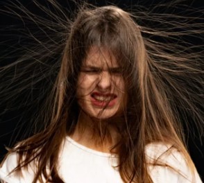 électricité statique cheveux