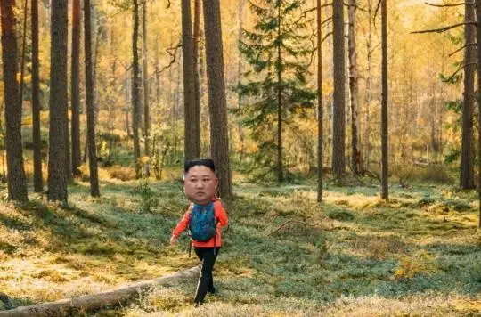 Kim qui marche dans la forêt